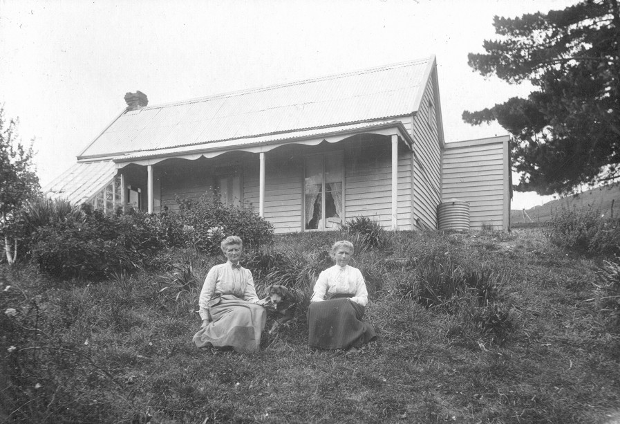 7 Scott house, Ellen and Mary c 1905-10, Camp Rd.jpg